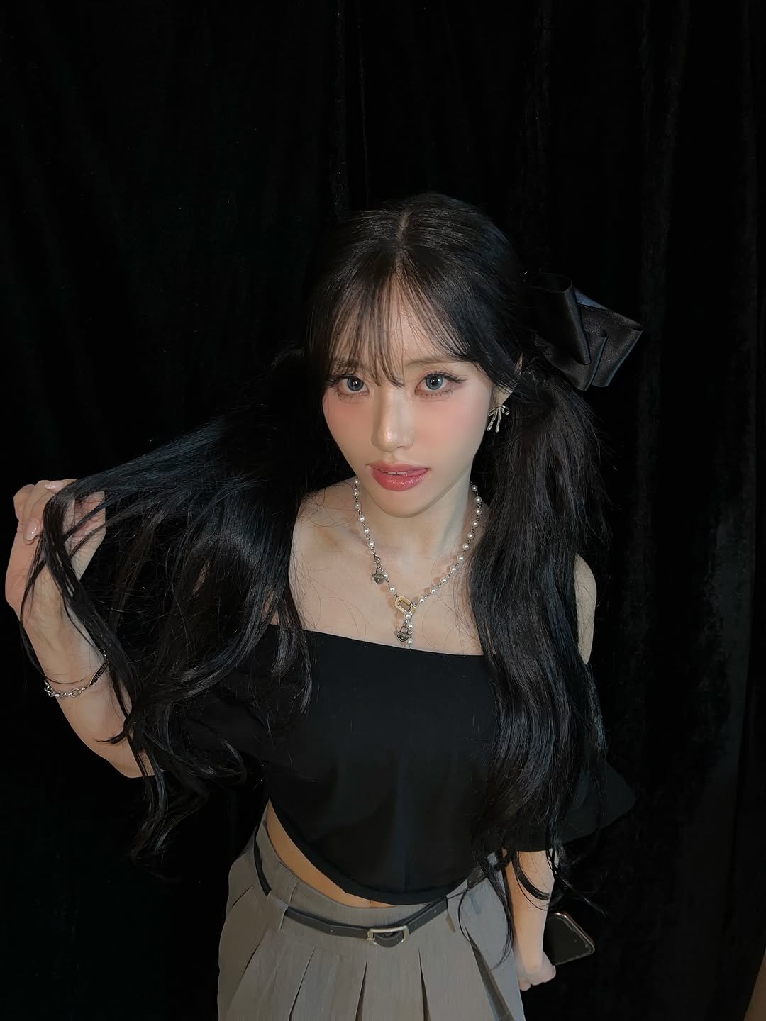 Photo by 박지원 on October 26, 2025. May be an image of one or more people, hair, costume and text.