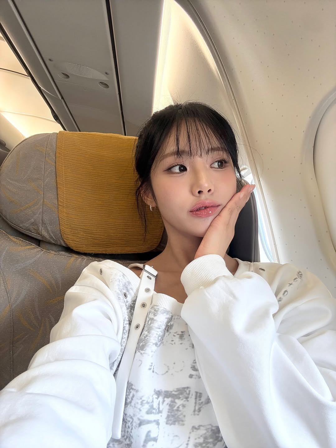 Photo by 박지원 on October 20, 2025. May be an image of one or more people, hair, train, bus and text.