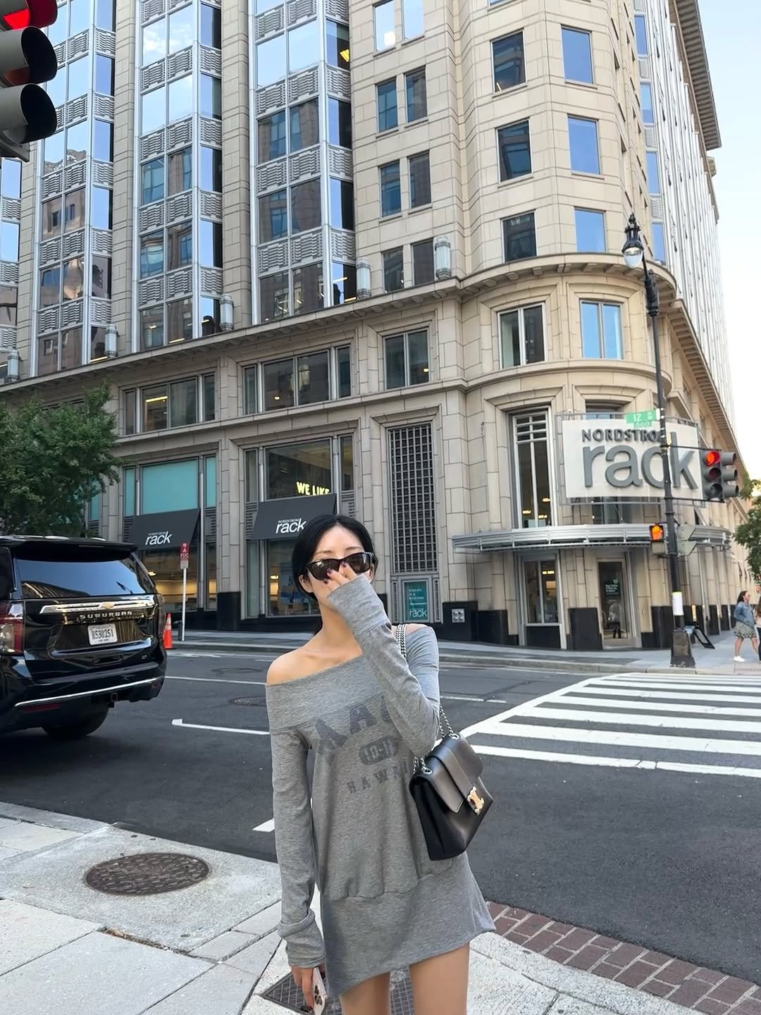 Photo by 박지원 on October 03, 2025. May be an image of miniskirt, cornflower, skyscraper and text.