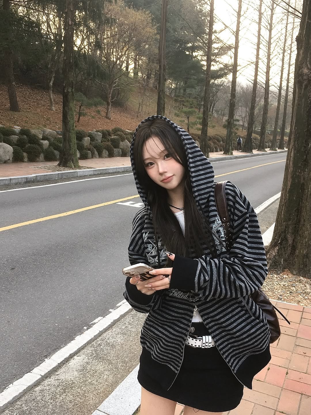 xnuo.ya 게시물 이미지: @idws_official 
환절기니까 예뽀니 후드집업 하나 장만하셔야겠지...