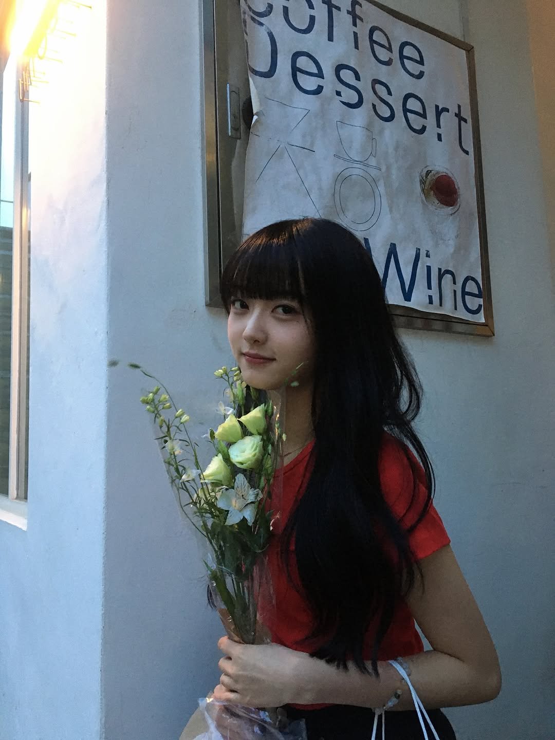 Photo by 안주미 on July 01, 2025. May be an image of 1 person, flower arrangement, prairie gentian, baby's-breath, cornflower, white lily, carnation, rose and text.