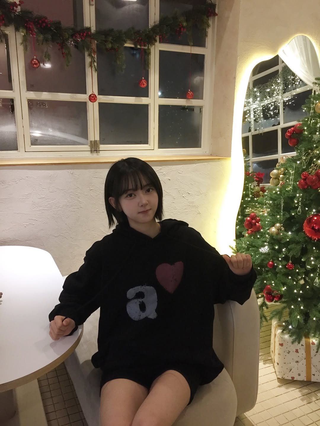 Photo shared by 안주미 on February 08, 2026 tagging @kaneitei. May be an image of duffle coat, christmas tree, fleece, sweater, miniskirt, turtleneck, sweatshirt, parka, night and text.