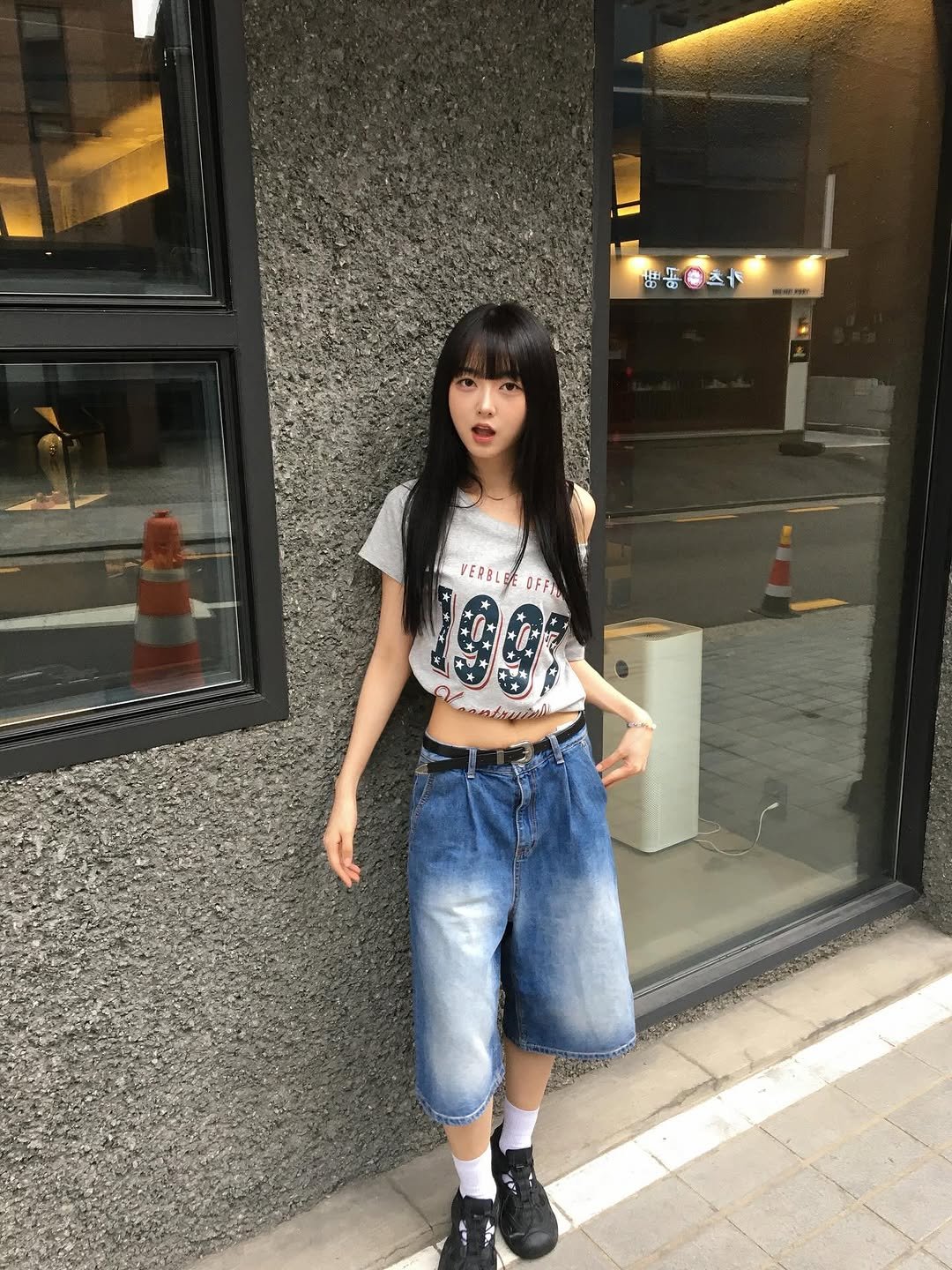 Photo by 안주미 on June 15, 2025. May be an image of one or more people, hair, miniskirt, shorts, top and text.