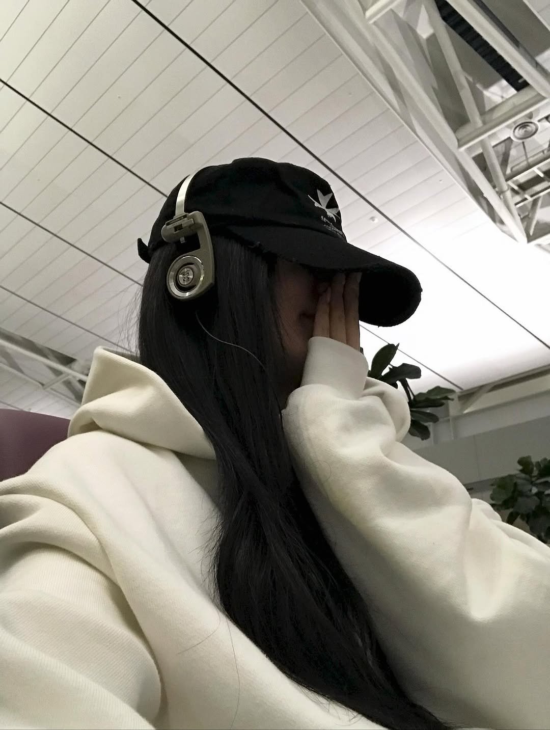 Photo shared by 윤비누 on October 28, 2025 tagging @koss, @kxxyounghxx, and @apexdesign_official. May be an image of hat, parka and text.