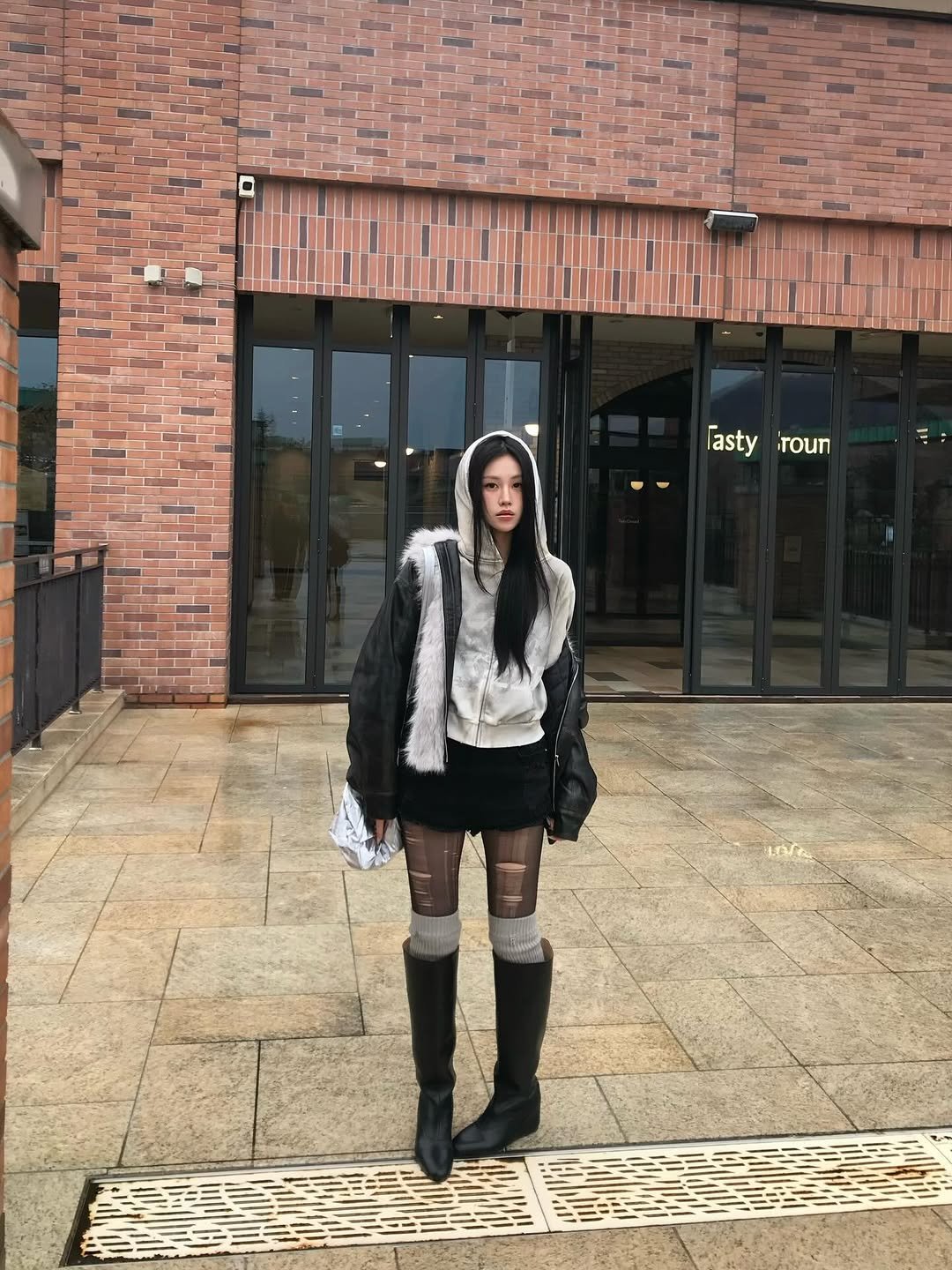 Photo by 윤비누 on December 05, 2025. May be an image of overcoat, fur coat, boots, parka and text.