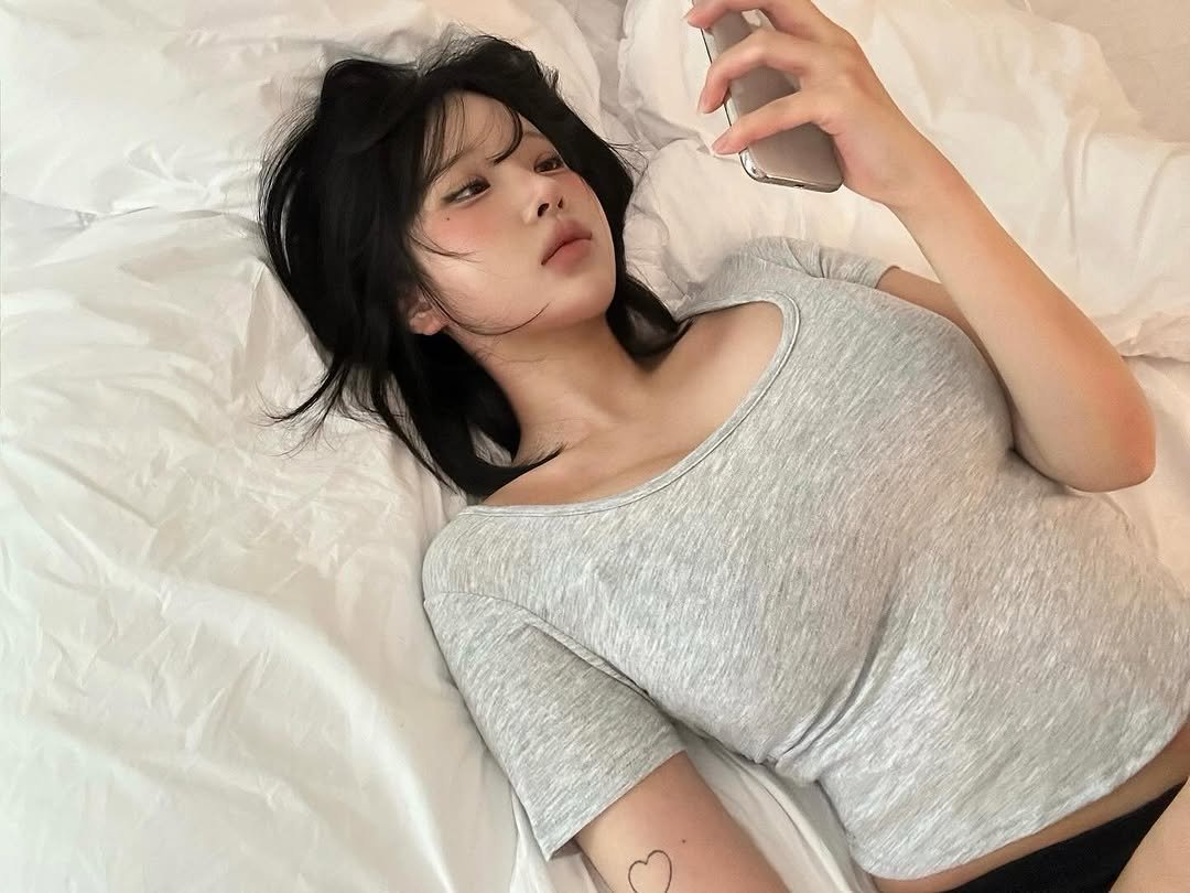 Photo by 유유 on September 02, 2025. May be an image of 1 person, hair, sleepwear, slip, bed, bra, chemise, bedroom and text.