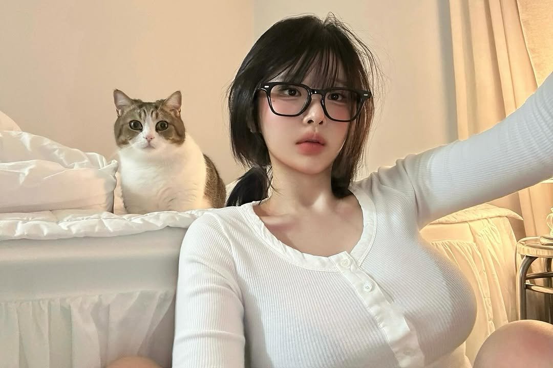 Photo by 유유 on October 27, 2025. May be a selfie of kitten and text.