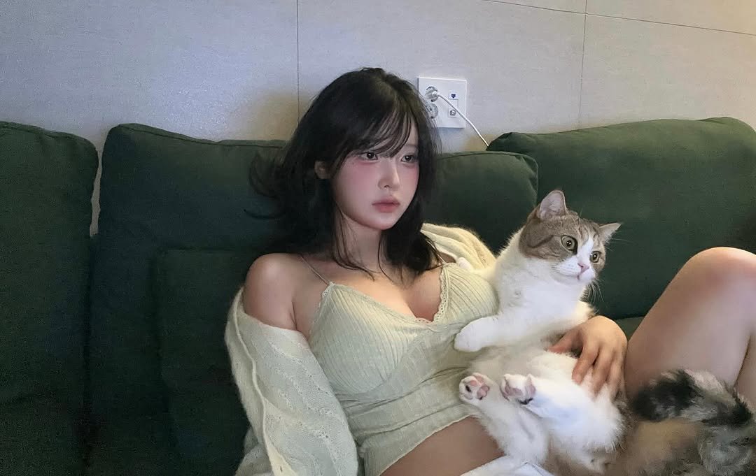 Photo by 유유 on August 16, 2025. May be an image of 1 person, kitten and text.