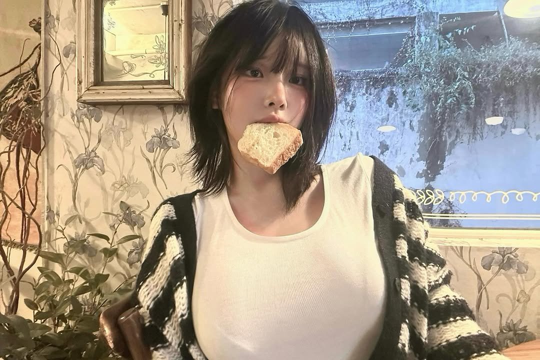 Photo by 유유 on November 10, 2025. May be an image of pie, toast, cookie and text.