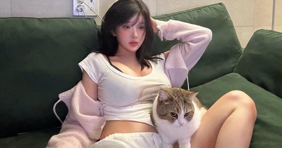 Photo by 유유 on November 27, 2025. May be an image of bath robe and bra.