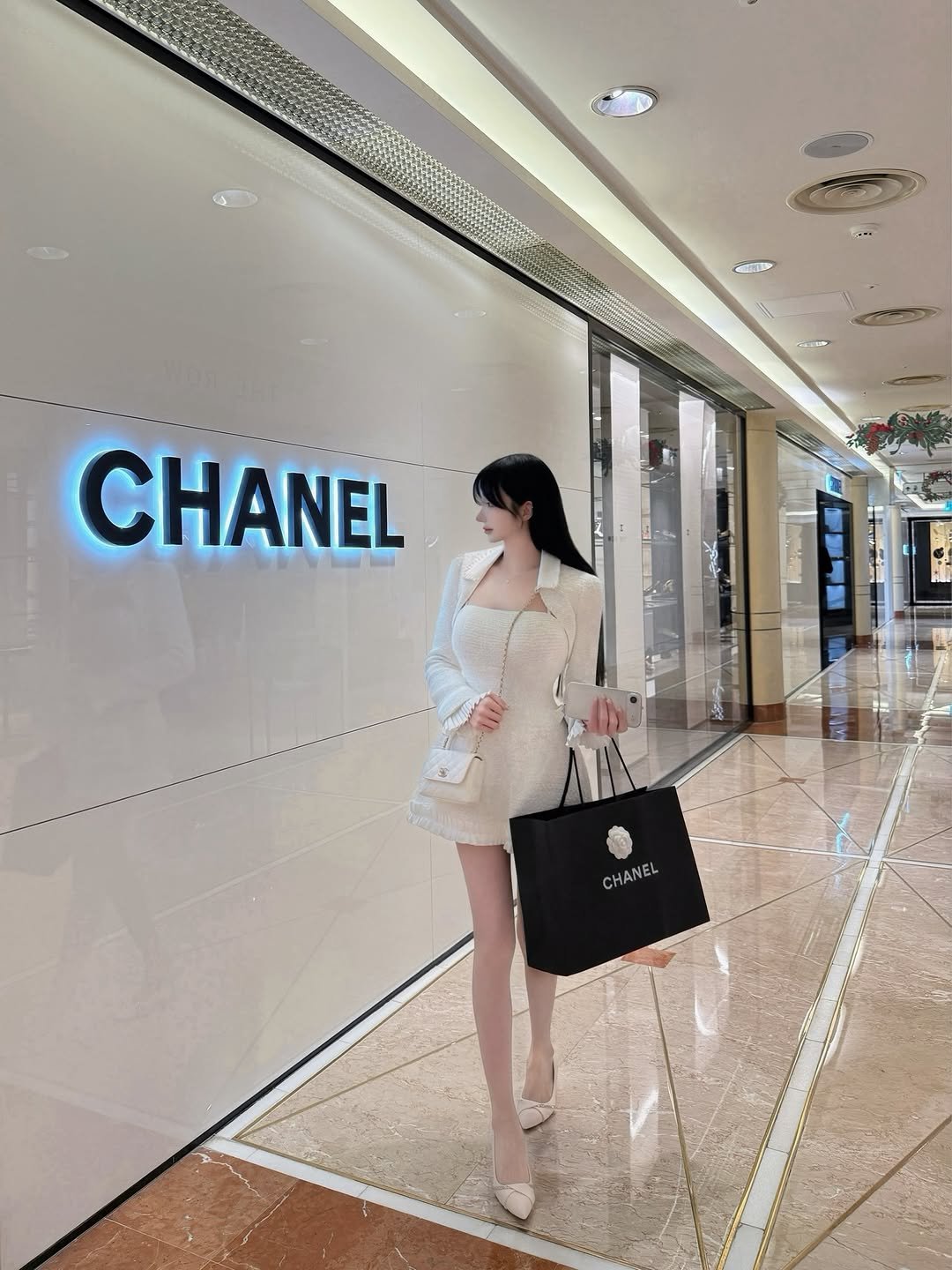 Photo by ᰔ박새미ᰔ on January 05, 2026. May be an image of purse and text that says 'ComB CHANEL CHANEL'.
