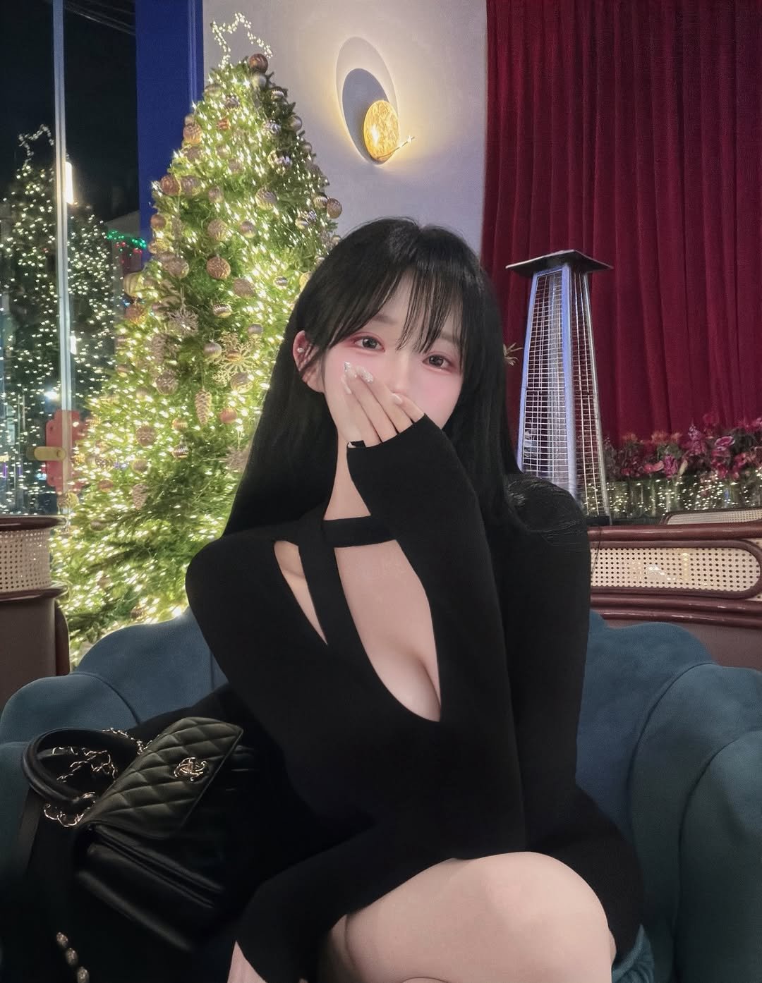 Photo by ᰔ박새미ᰔ on December 24, 2025. May be an image of christmas tree and text.