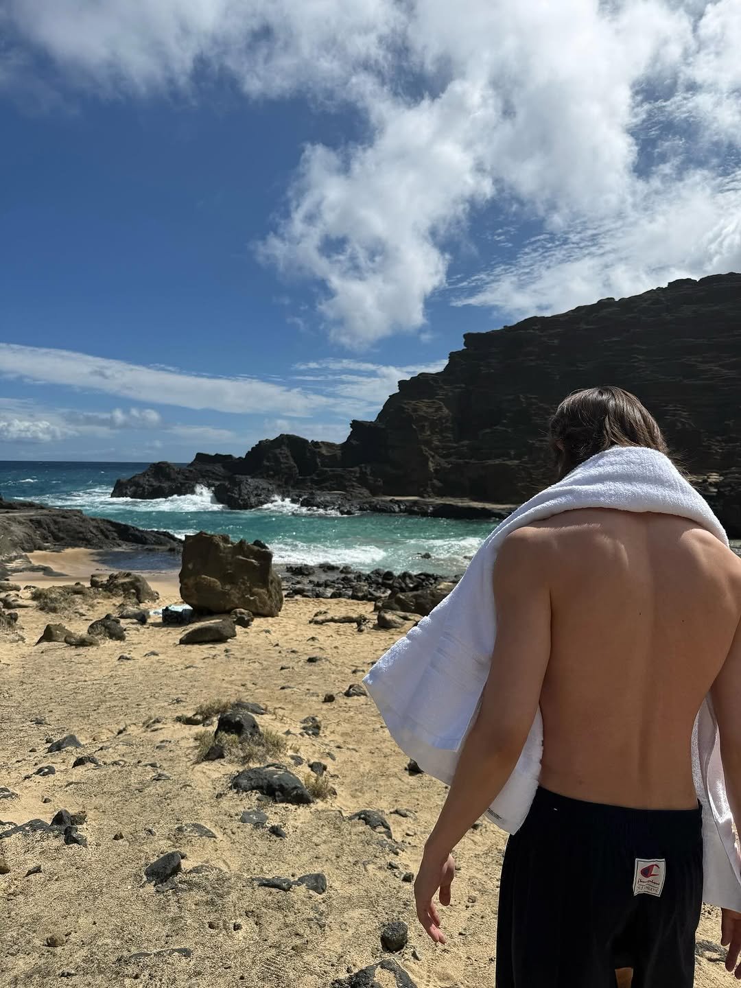 Photo by SEVENTEEN The8 on November 04, 2025. May be an image of towel, sarong, ocean, water and text.