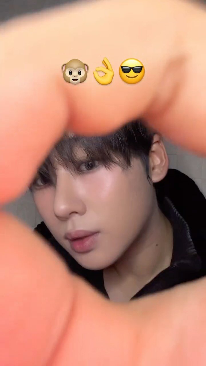 xunwo0o 게시물 이미지: 남자도 메이크업 하면 생기는 일
.
.
.
#메이크업 #makeup #化粧