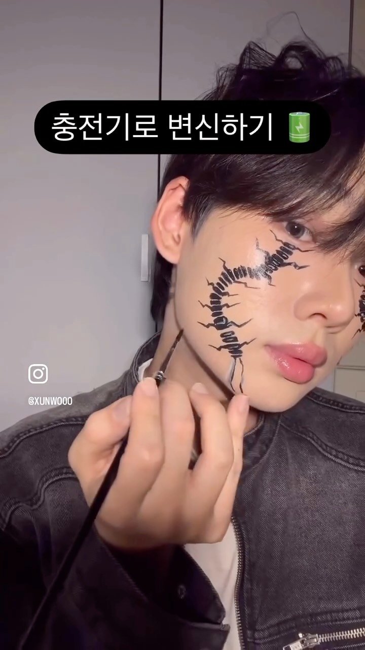 xunwo0o 게시물 이미지: 충전기로 변신하는법
.
.
.
#메이크업 #makeup #化粧 #hair