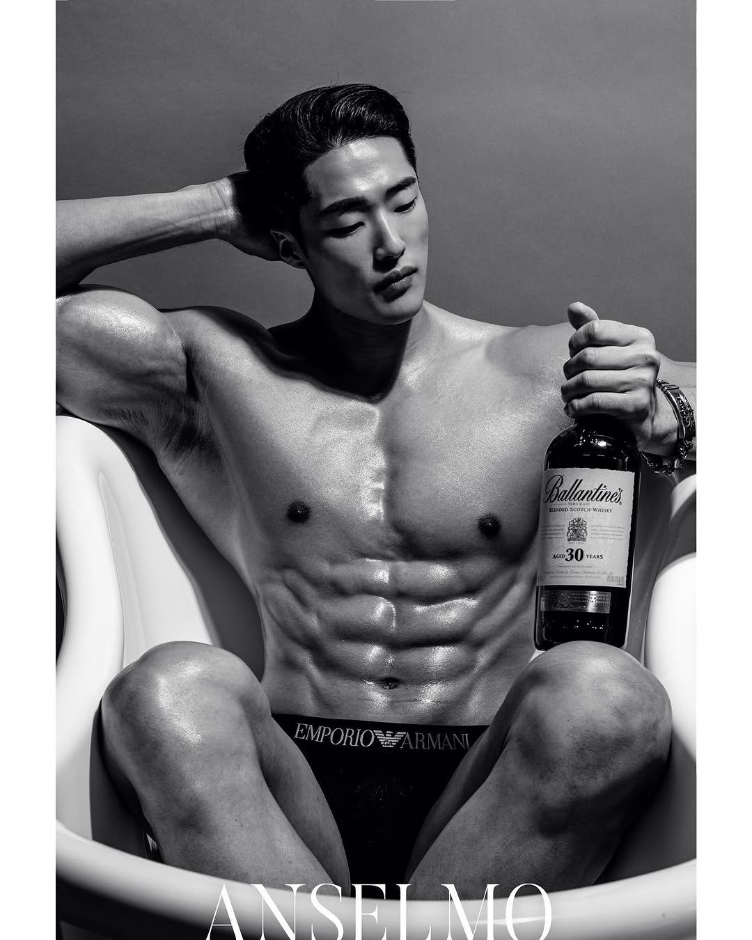 xxakk_acro 게시물 이미지: 배우 정우성을 따라한 ufc 김동현선수💀
.
.
.
#발렌타인#욕조샷🛁