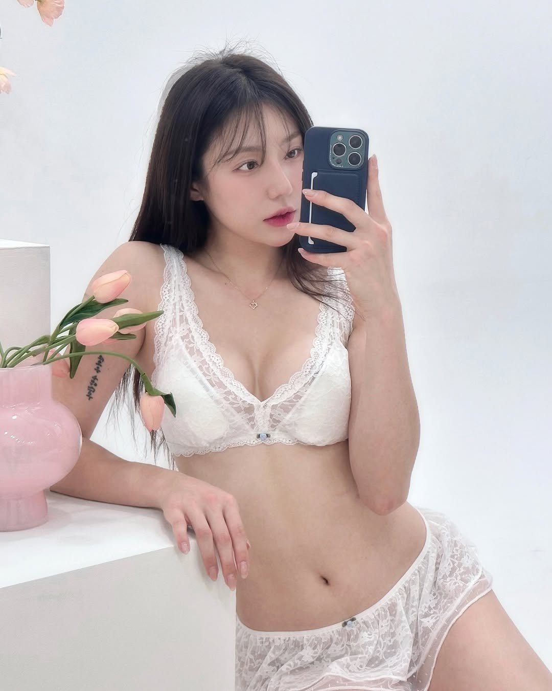 하얀 레이스 브라와 시스루 팬티를 입은 여성, 핑크 튤립과 함께 감성적인 분위기의 셀카