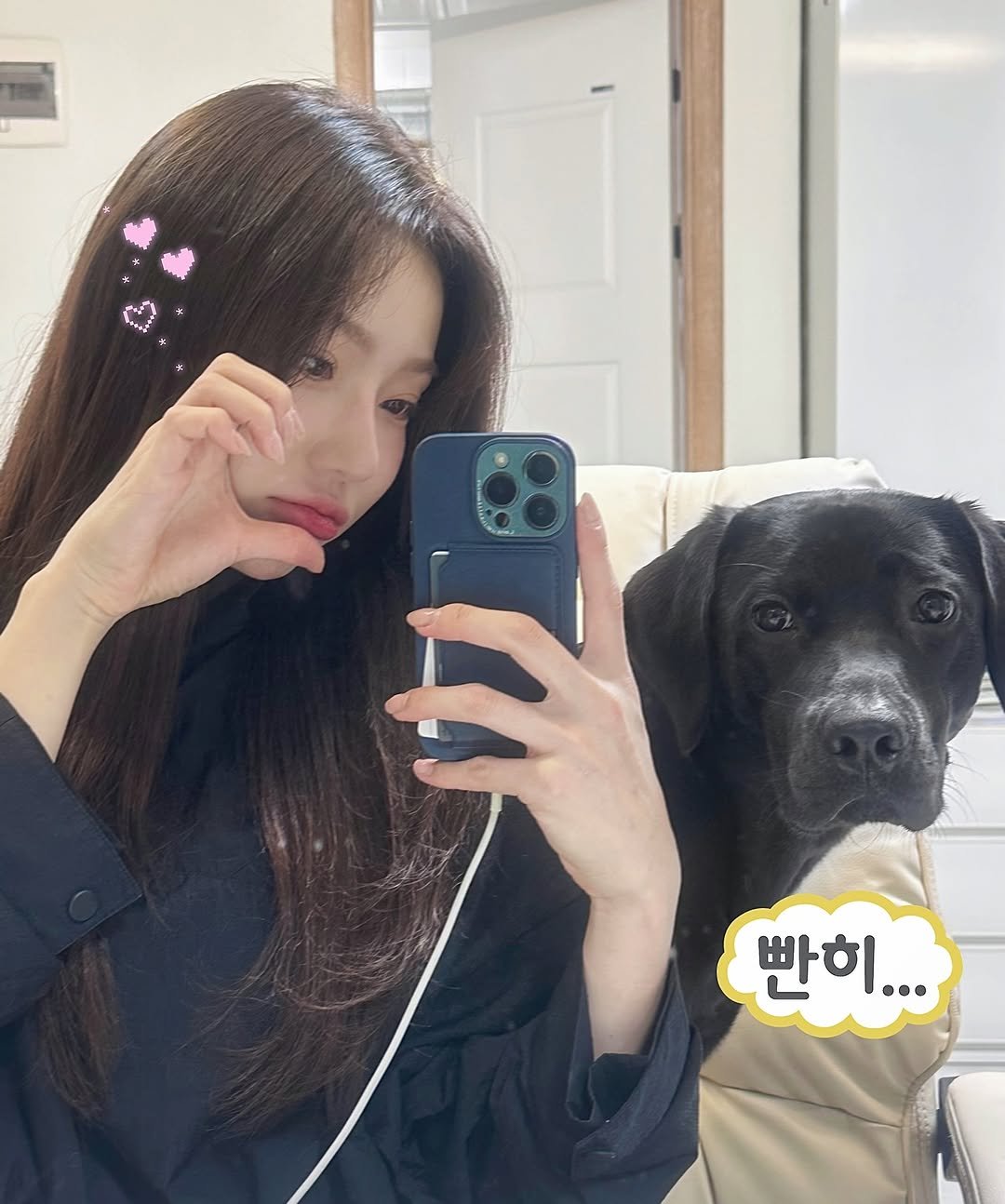 탄이라는 이름의 검은색 강아지와 함께한 셀카. 여성은 하트 포즈를 하며 반려견과의 일상을 담고 있다. 감성적인 분위기의 일상 셀피