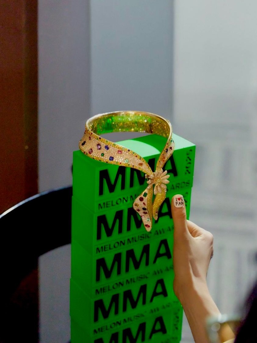 Photo by G-DRAGON on December 30, 2025. May be an image of book and text that says 'ンロン MI MELON FAN'.