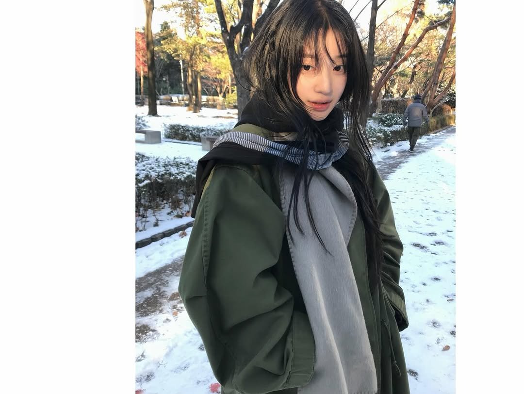 Photo by 연주 on December 12, 2025. May be an image of duffle coat, overcoat, cloak, raincoat, turtleneck, parka and text.