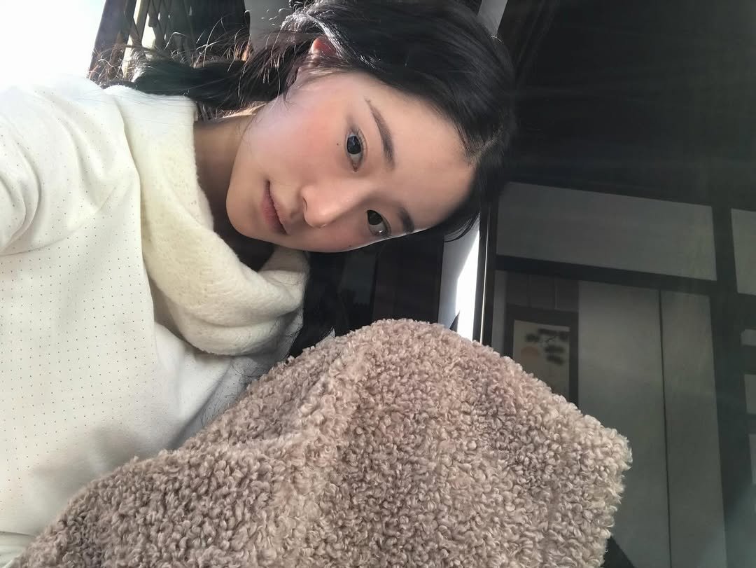 Photo by 연주 on December 27, 2025. May be a selfie of one or more people, hair, duffle coat, bath robe, parka and text.