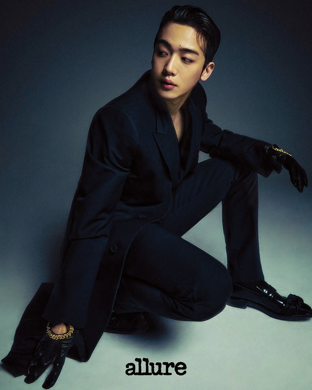 Photo by 김요한 on November 19, 2025. May be an image of one or more people, bangs, makeup, suit, bolo tie, top, blazer, magazine and text.