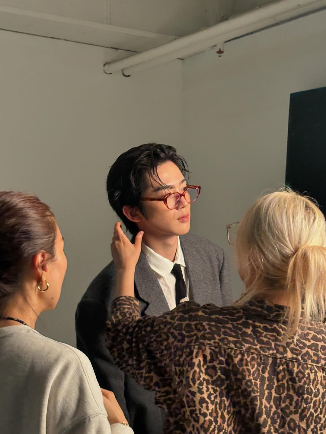 Photo by 김요한 on November 07, 2025. May be an image of one or more people, hair, makeup, bolo tie and text.