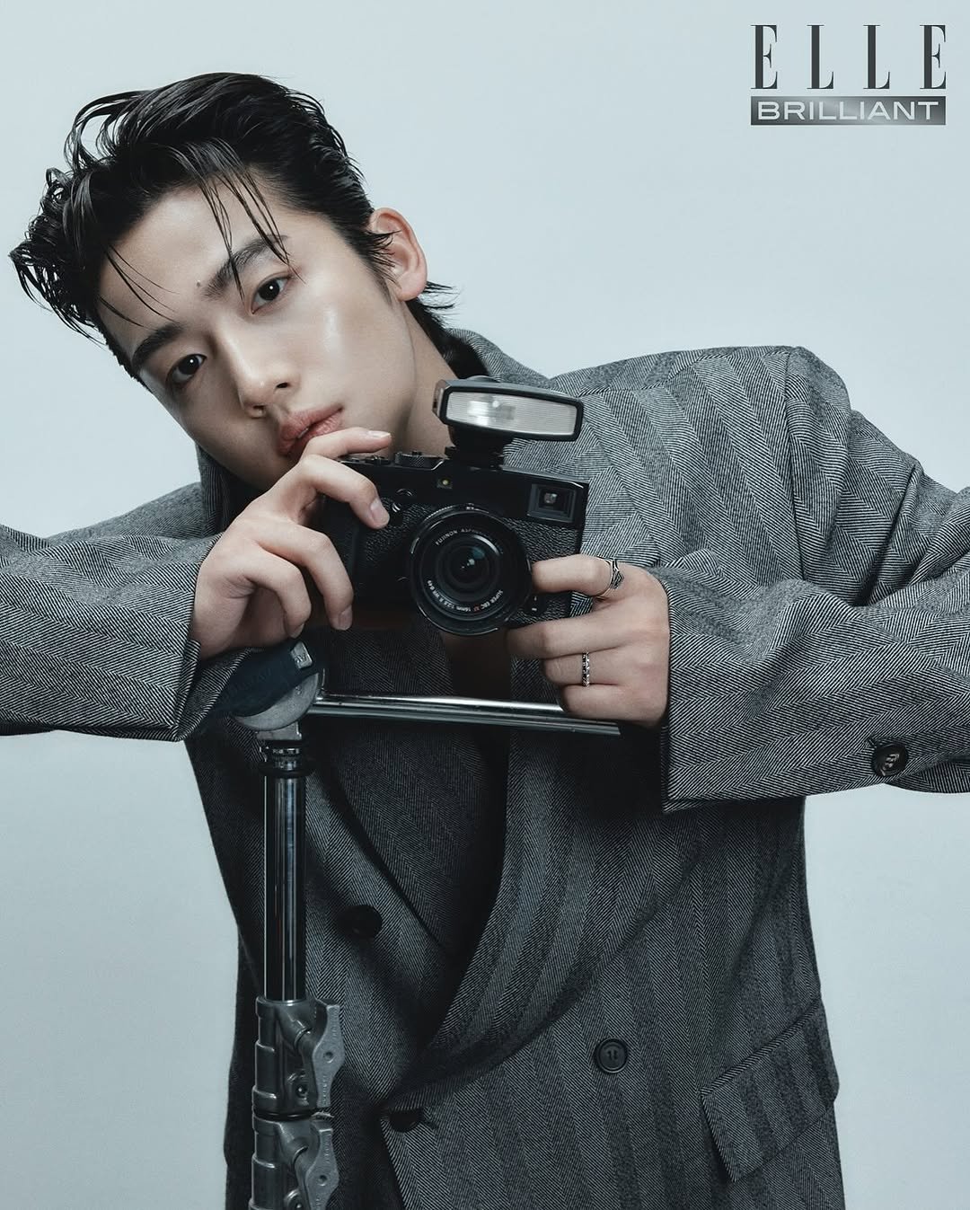 Photo by 김요한 on October 09, 2025. May be an image of one or more people, bangs, makeup, top, magazine, bolo tie and text that says 'ELLE BRILLIANT'.