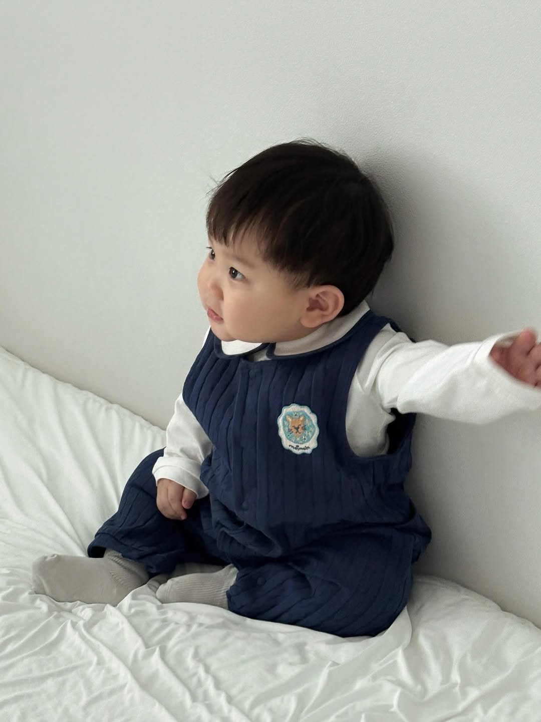 Photo shared by 윤샤샤 on February 12, 2026 tagging @moimoln. May be an image of baby, sleepwear and text.