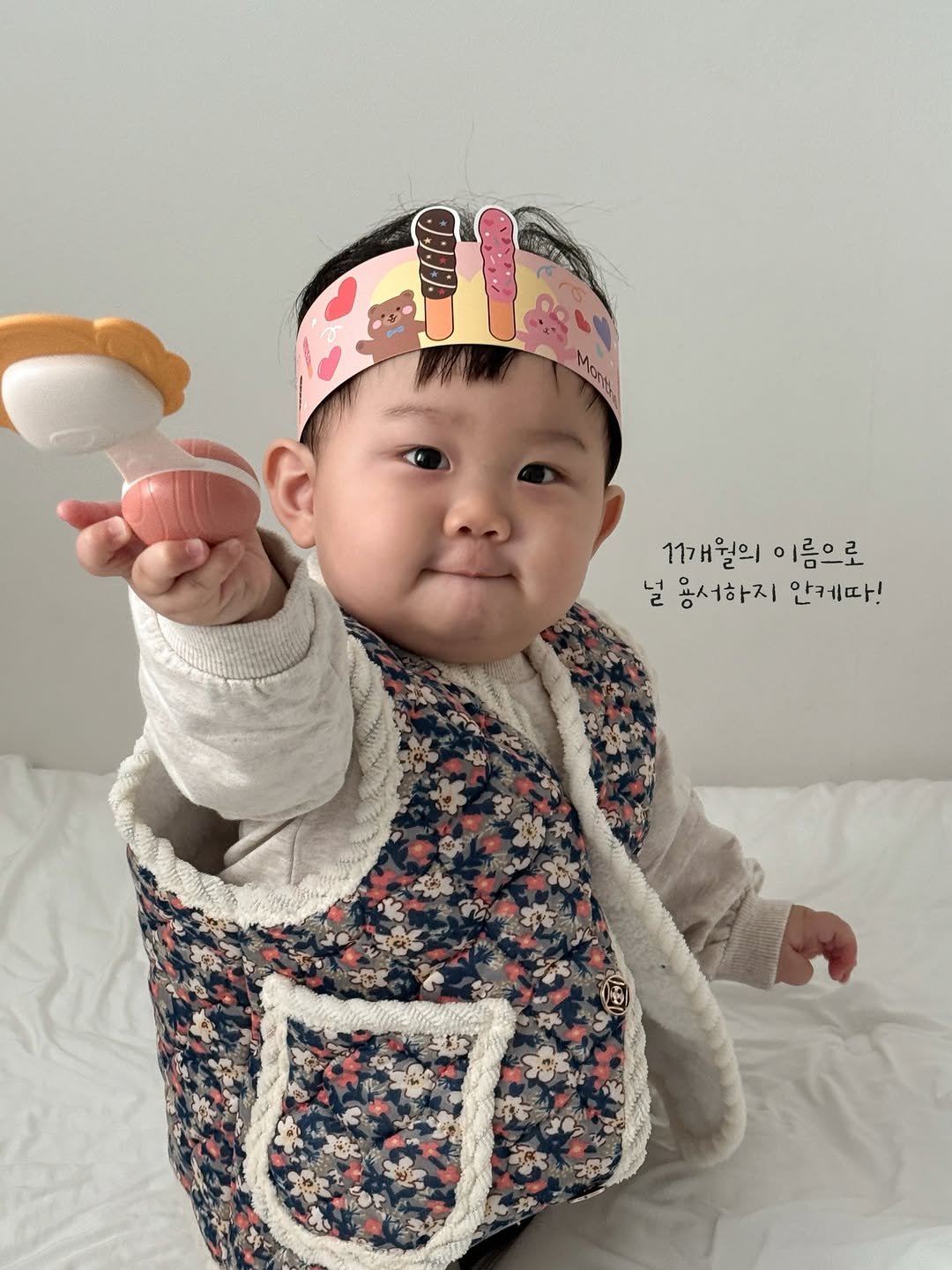 Photo shared by 윤샤샤 ◡̈ on December 17, 2025 tagging @sky.oon_, and @monmoi_official. May be an image of baby and text that says 'O0 1개월의 이름으로 널용서하지안케다! 널 용서하지 안케다!'.