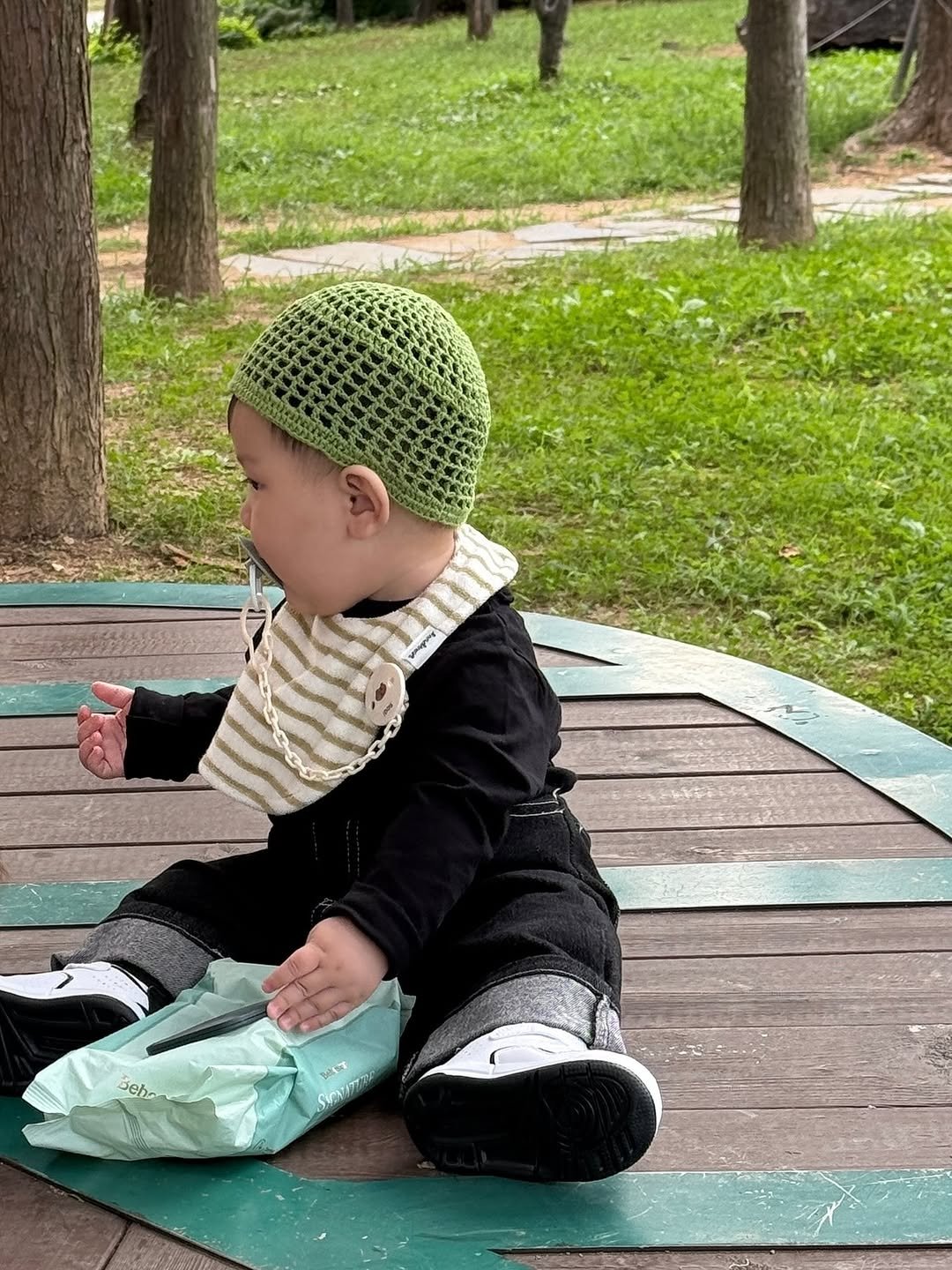 Photo by 윤샤샤 ◡̈ on September 24, 2025. May be an image of 1 person, baby, crochet, knit and text.