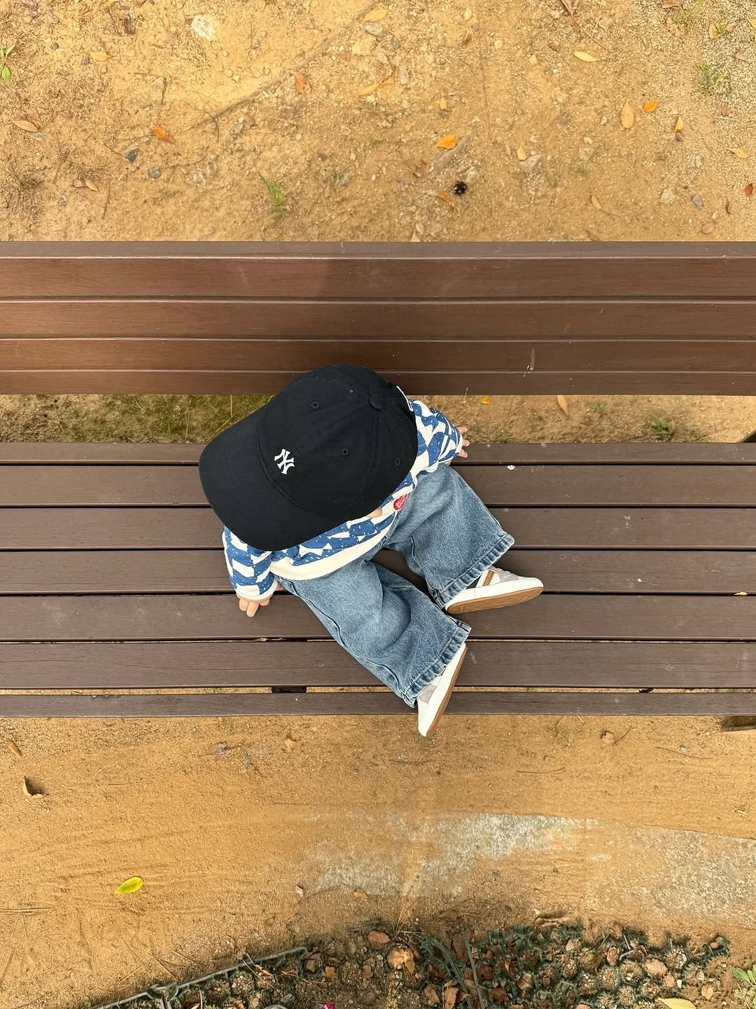 Photo shared by 윤샤샤 ◡̈ on November 04, 2025 tagging @mlbkids_kr. May be an image of child, duffle coat, hat and text.
