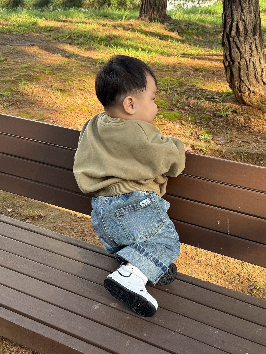 Photo shared by 윤샤샤 ◡̈ on September 29, 2025 tagging @nike, and @seaspray.kr. May be an image of 1 person, baby, standing, baby shoes, park and text.