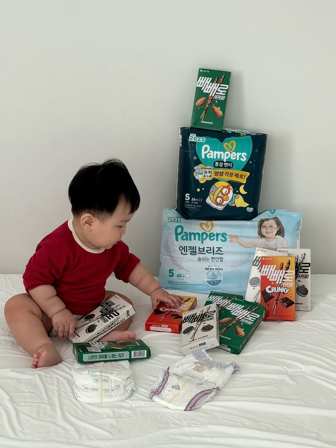 Photo shared by 윤샤샤 ◡̈ on November 11, 2025 tagging @pamperskr. May be an image of baby, diaper, book, baby bed, hamper, baby shoes and text.