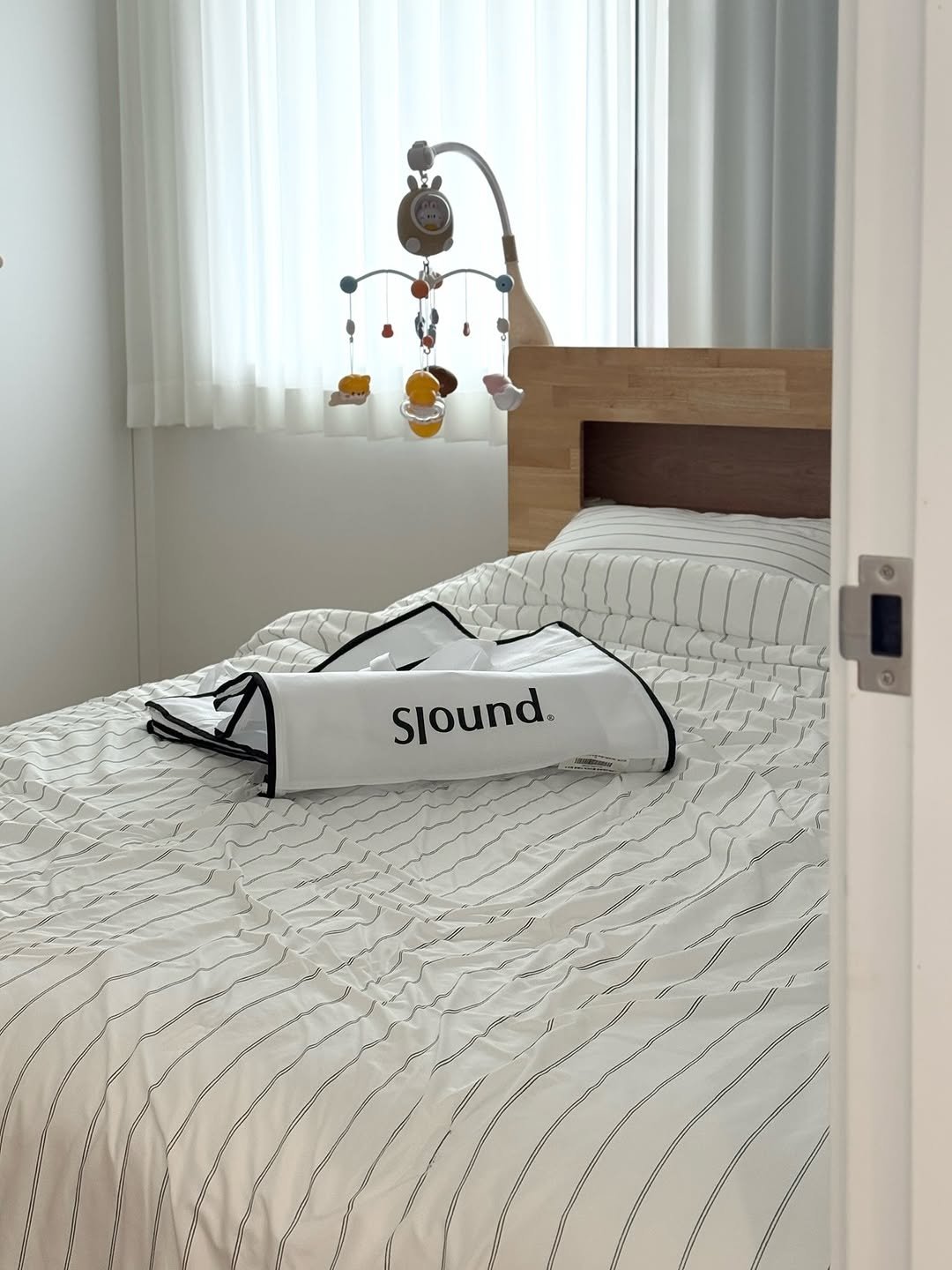 Photo shared by 윤샤샤 ◡̈ on September 26, 2025 tagging @slound.official. May be an image of baby bed, mattress, bed, headboard, bedroom, indoors and text that says 'Slound.'.