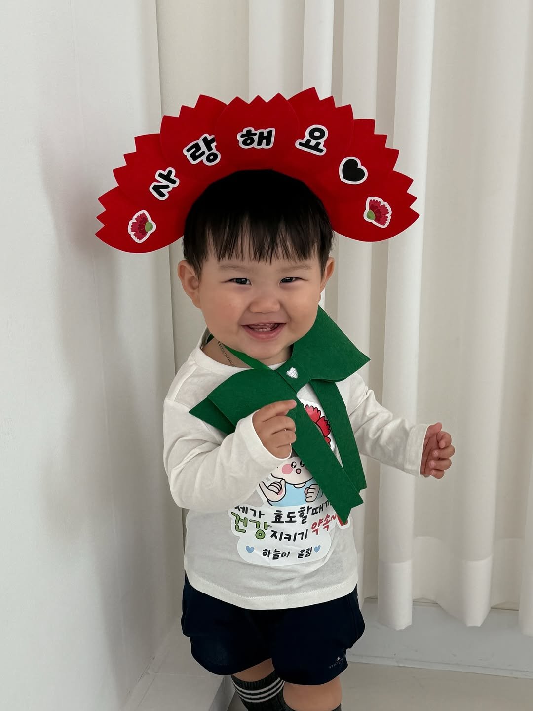 Photo shared by 윤샤샤 on April 20, 2026 tagging @kidsname_1. May be an image of baby, hat, bowtie and text that says '랑 해 N 건강 ㅇ지키기ㄱ 세가 가 효도할 효도할때까 약극 지키기 하늘미 울림 ぎ'.