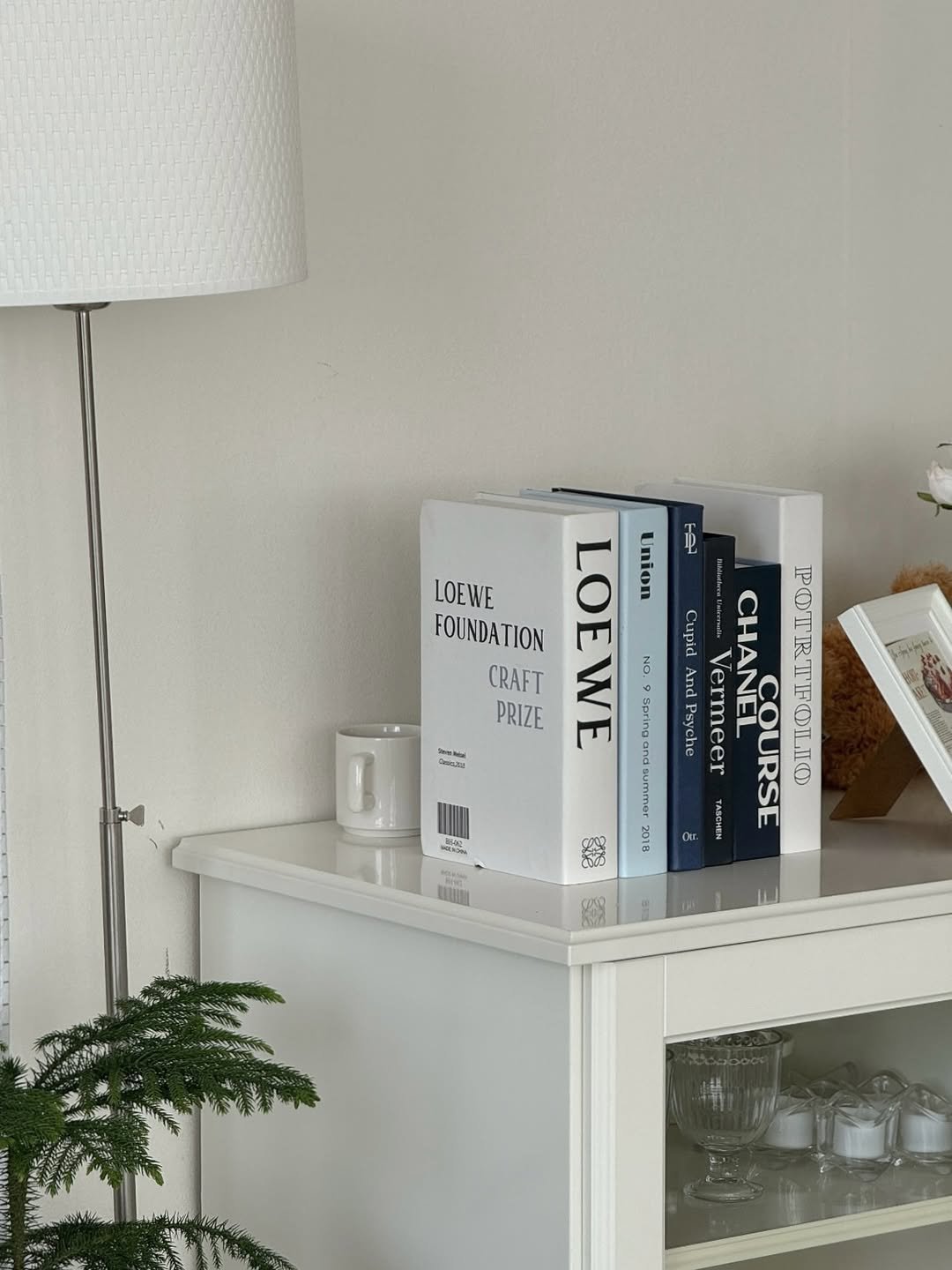 Photo by 윤샤샤 on April 17, 2026. May be an image of lamp, shelf, rack, indoors and text that says '၁ျး Union 누슬 LOEIE ሥወን FOUNDATION LOEWE Cupid Psyche Vermeer HArmeer IR CRAFT NO. NO And PRIZE Spring CHANOURS CHANEL and 2018 COURSE PTEn T IFOIL E nnO summO Ohr. TASCHEN meepcTbl 婴 2op'.