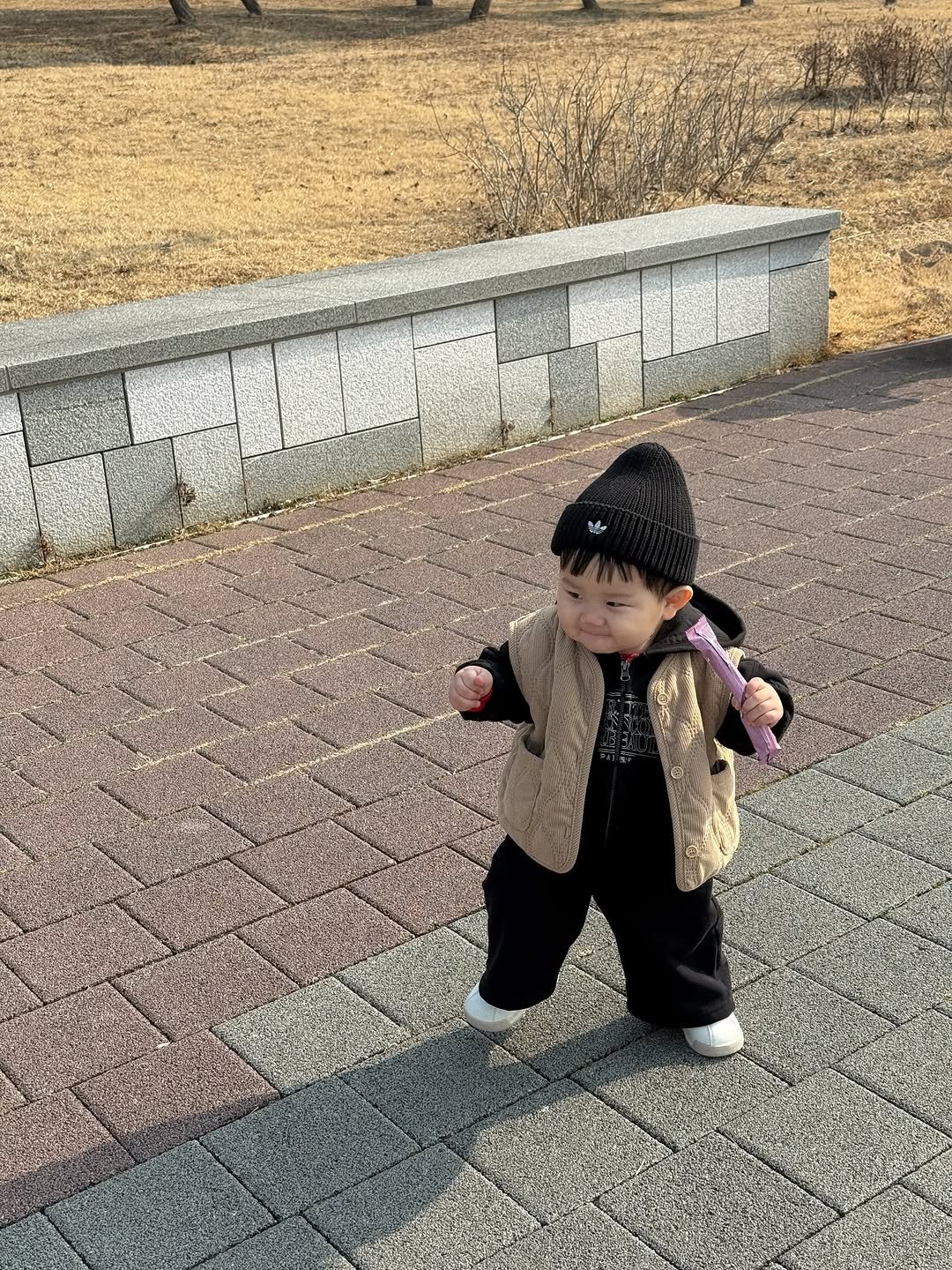 Photo by 윤샤샤 on February 20, 2026. May be an image of child, standing, duffle coat, park and text.