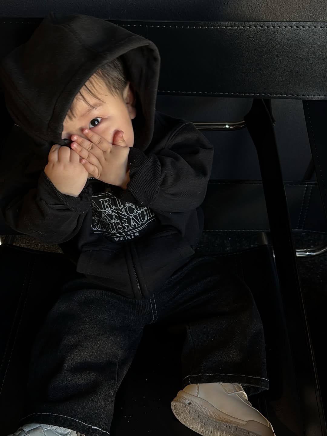 Photo shared by 윤샤샤 on February 14, 2026 tagging @marithe_kids. May be an image of baby, duffle coat, baby shoes, sweatsuit, sweatpants and text.