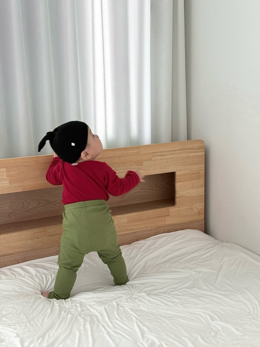 Photo shared by 윤샤샤 ◡̈ on November 05, 2025 tagging @baby_.boom_. May be an image of baby, standing, baby bed, mattress, bedroom and text.