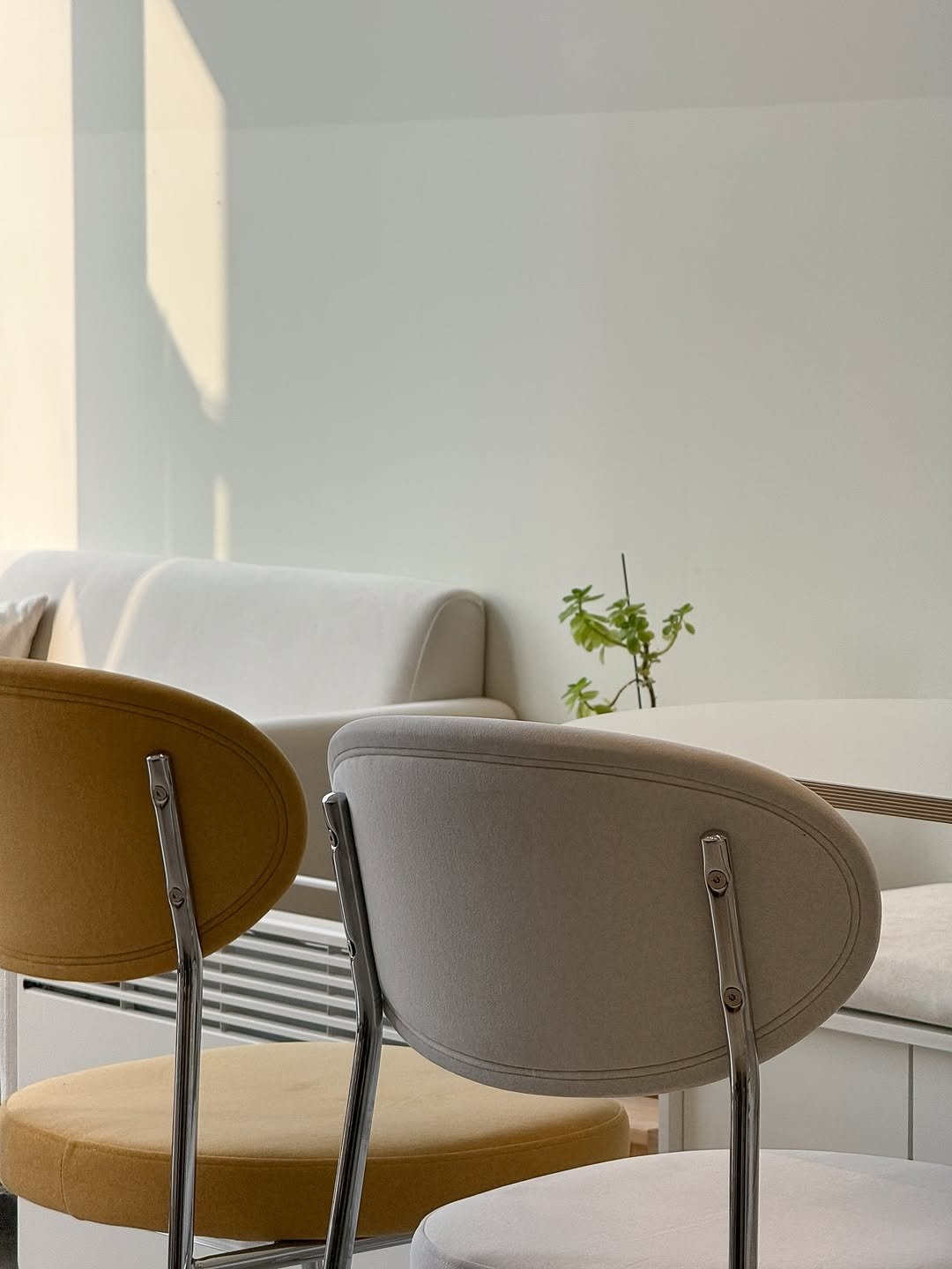 Photo by 윤샤샤 on February 20, 2026. May be an image of table, lighting, armchair, dining table, chair, indoors and text.