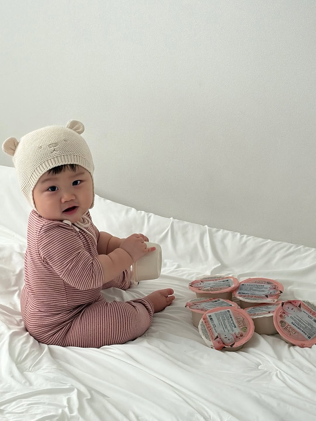 Photo shared by 윤샤샤 ◡̈ on December 26, 2025 tagging @lohasmeal. May be an image of baby, sleepwear, knit, baby shoes and text.