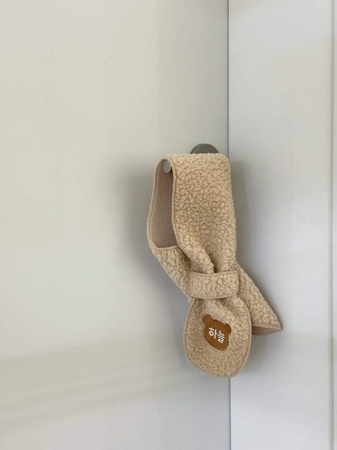 Photo shared by 윤샤샤 ◡̈ on November 08, 2025 tagging @harrharr_jasu. May be an image of towel rack, towel, sink, blanket, potholder, bathmat, clothes hanger and text.