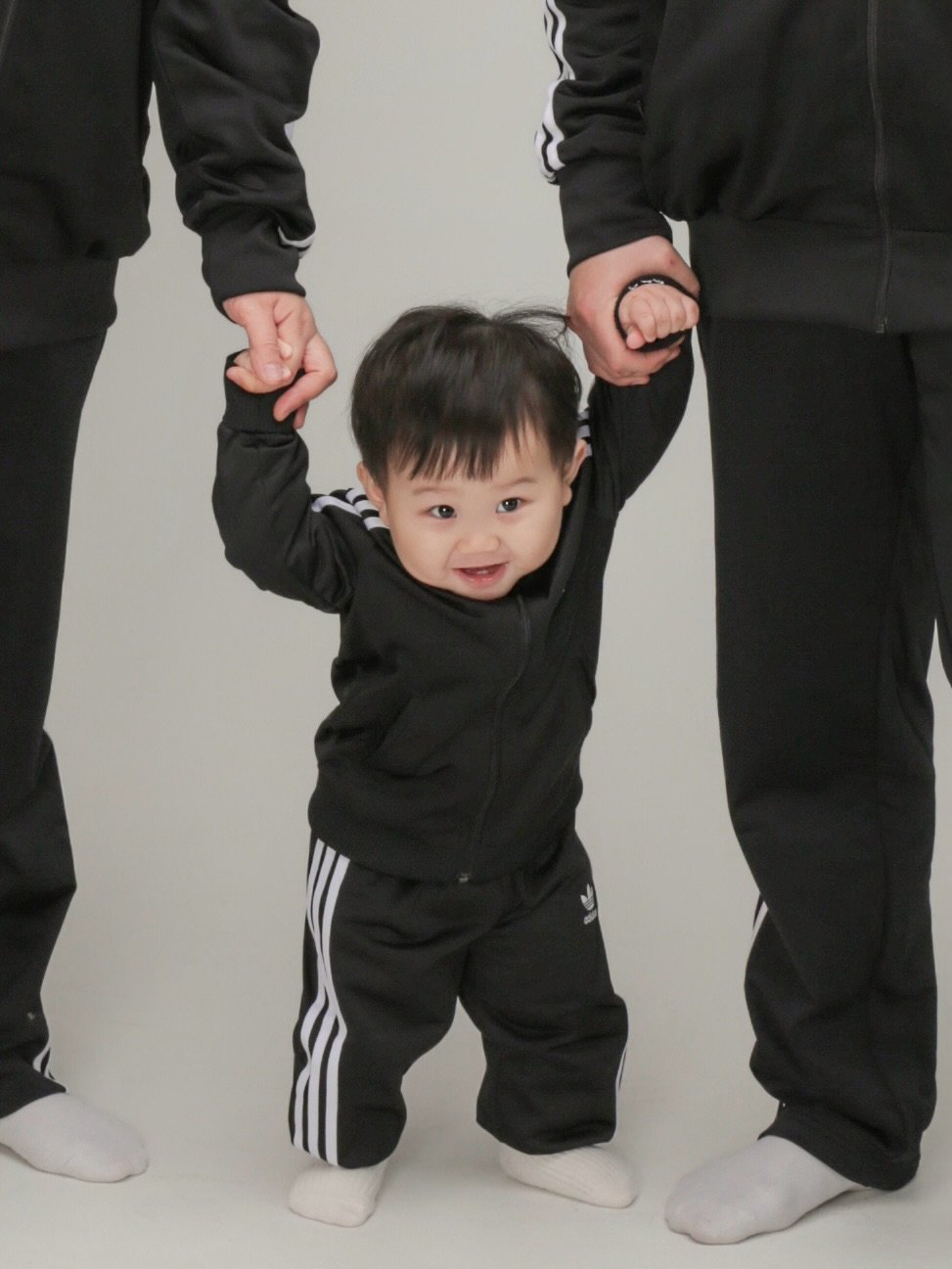 Photo shared by 윤샤샤 ◡̈ on December 20, 2025 tagging @sky.oon_. May be an image of baby, baby shoes, sweatpants, sweatshirt, sweatsuit, fleece and text.