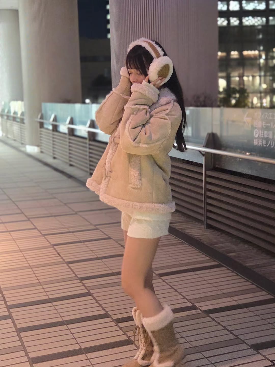 Photo by 八木奈々 on November 07, 2025. May be an image of duffle coat, overcoat, bath robe, parka, miniskirt, gas mask and text.