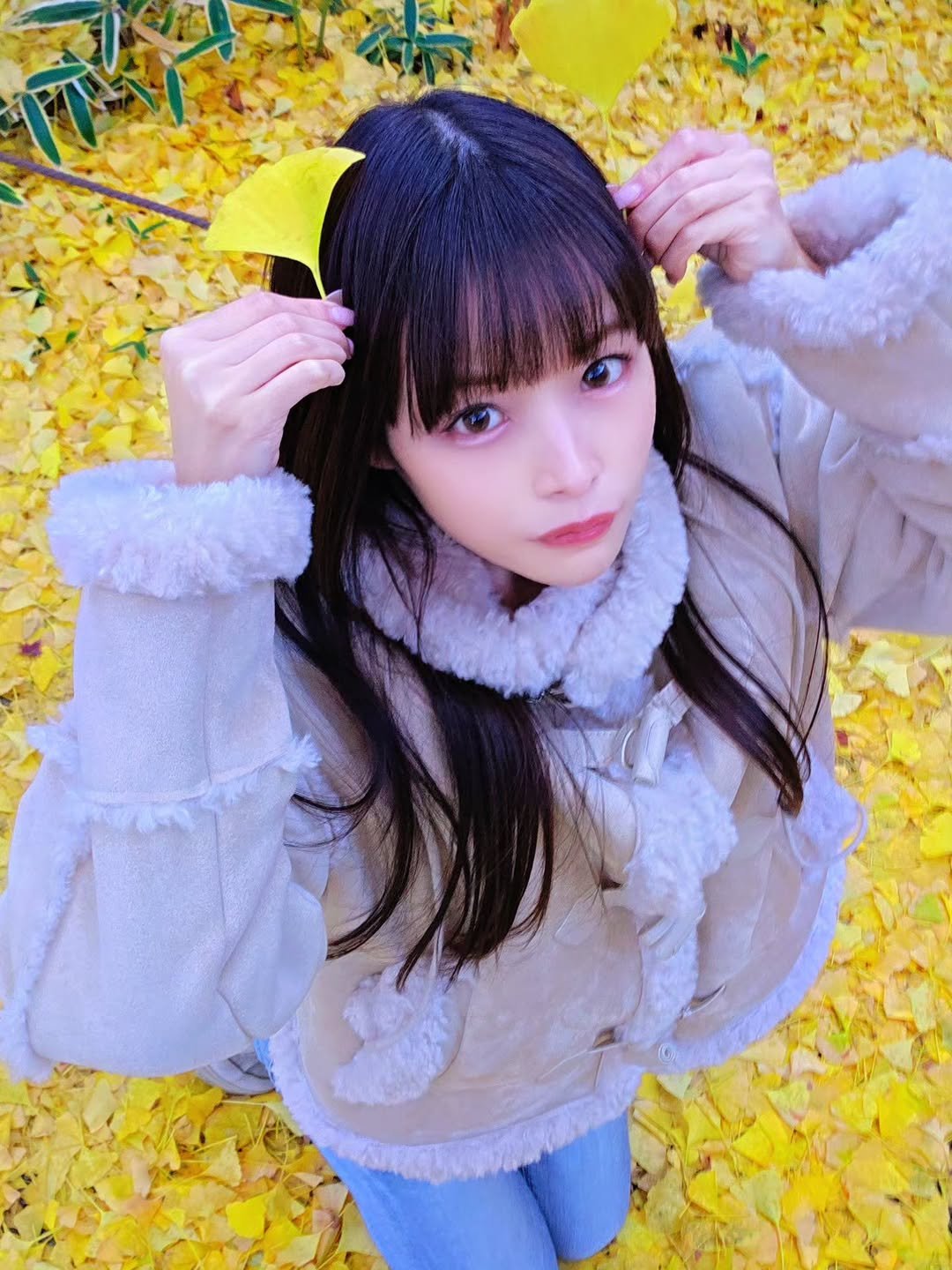 Photo by 八木奈々 on November 26, 2025. May be an image of one or more people, hair, duffle coat, fur, parka, outdoors and text.