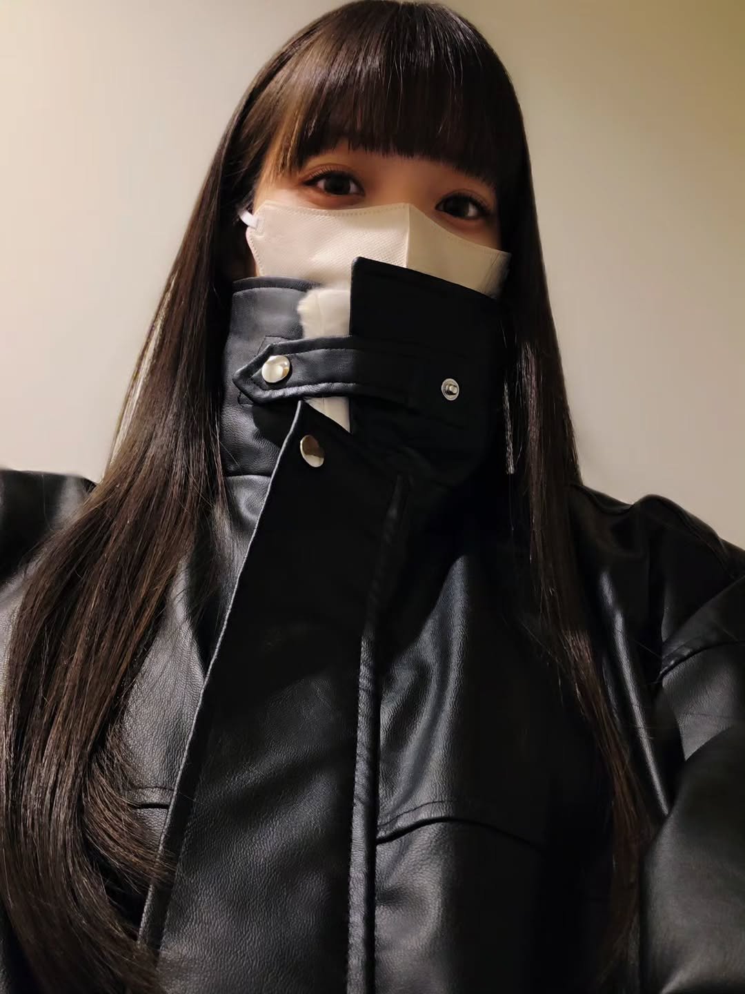 Photo by 八木奈々 on November 22, 2025. May be an image of duffle coat, face mask, parka, turtleneck and text.