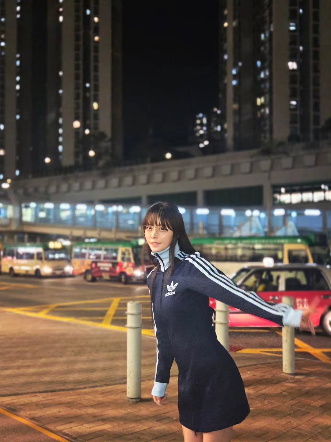 Photo by 八木奈々 on February 22, 2026. May be an image of miniskirt, street and text.