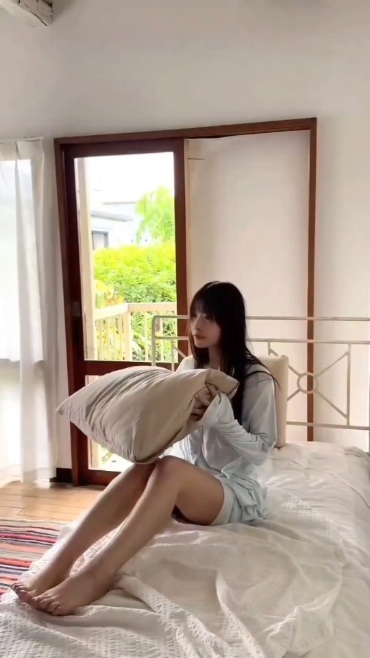 yagi_nana 게시물 이미지: ⁡
…⁡⁡完璧じゃなくて、いい？⁡
⁡⁡
⁡⁡
(枕の投げ方に迷う私と、全力で投げ返してくるスタイリストさん)
