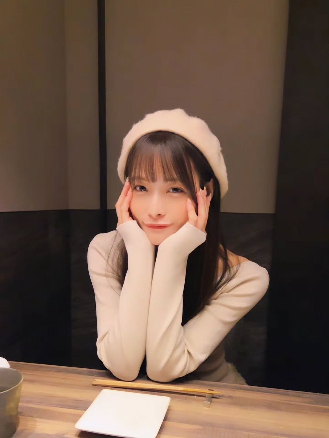 Photo by 八木奈々 on October 31, 2025. May be an image of one or more people, hair, beret and text.